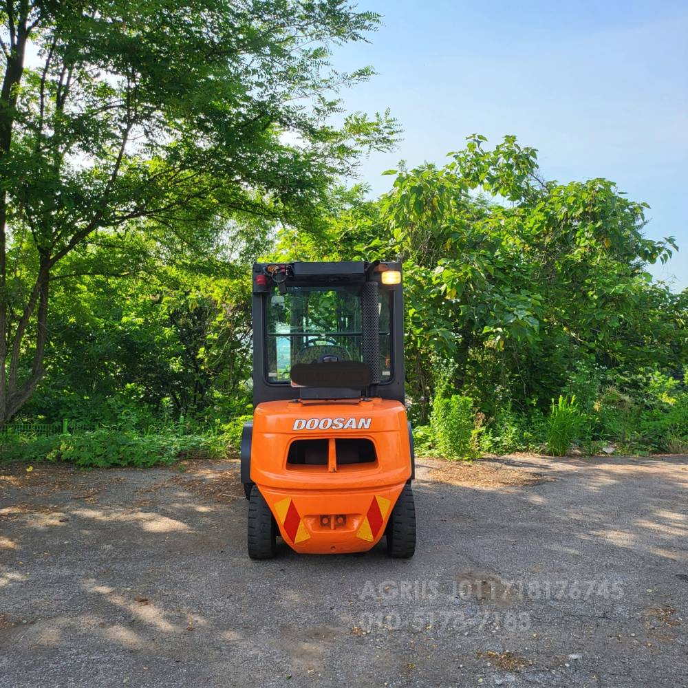 두산 지게차 중고지게차 두산 D30S-5 디젤 지게차캐빈.더블타이어.사이드쉬프트 운전석