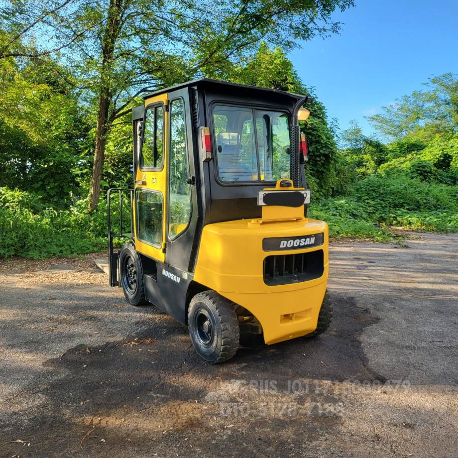 Doosan Forklift 중고지게차 두산25S-3 디젤 2.5톤 3단 지게차3스풀ㆍ사이드쉬프트  엔진내부