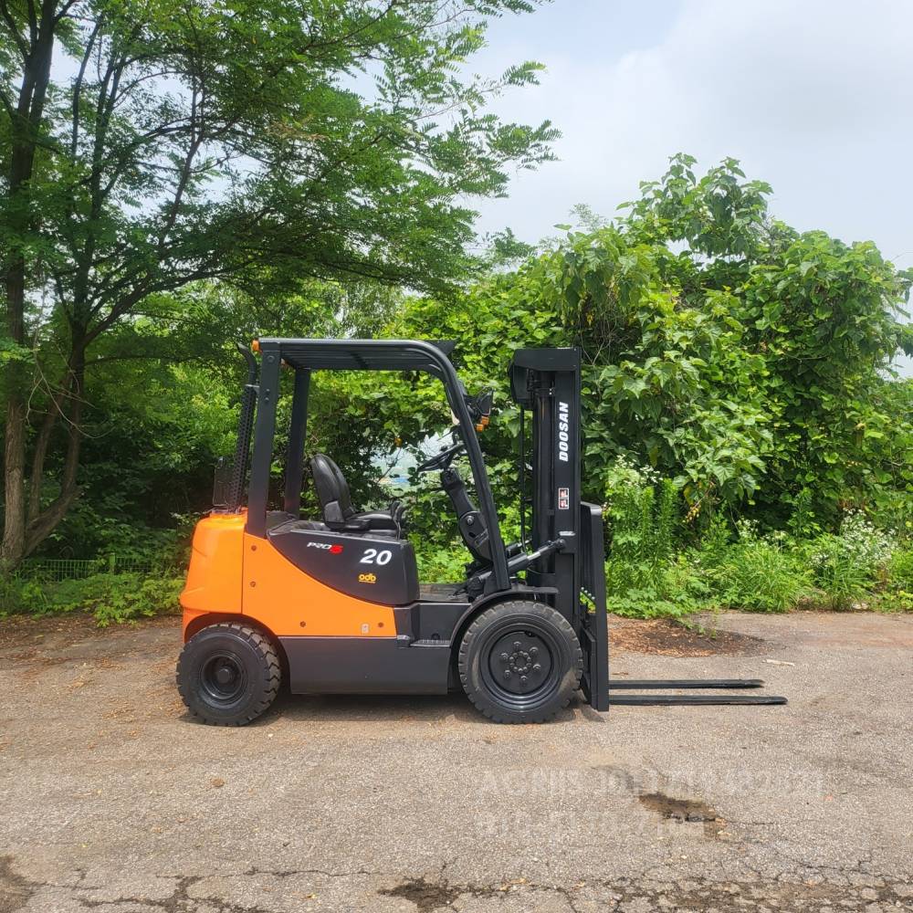 Doosan Forklift 중고지게차 두산D20S-5 디젤 2톤 3단 지게차 3단마스트  앞좌측면