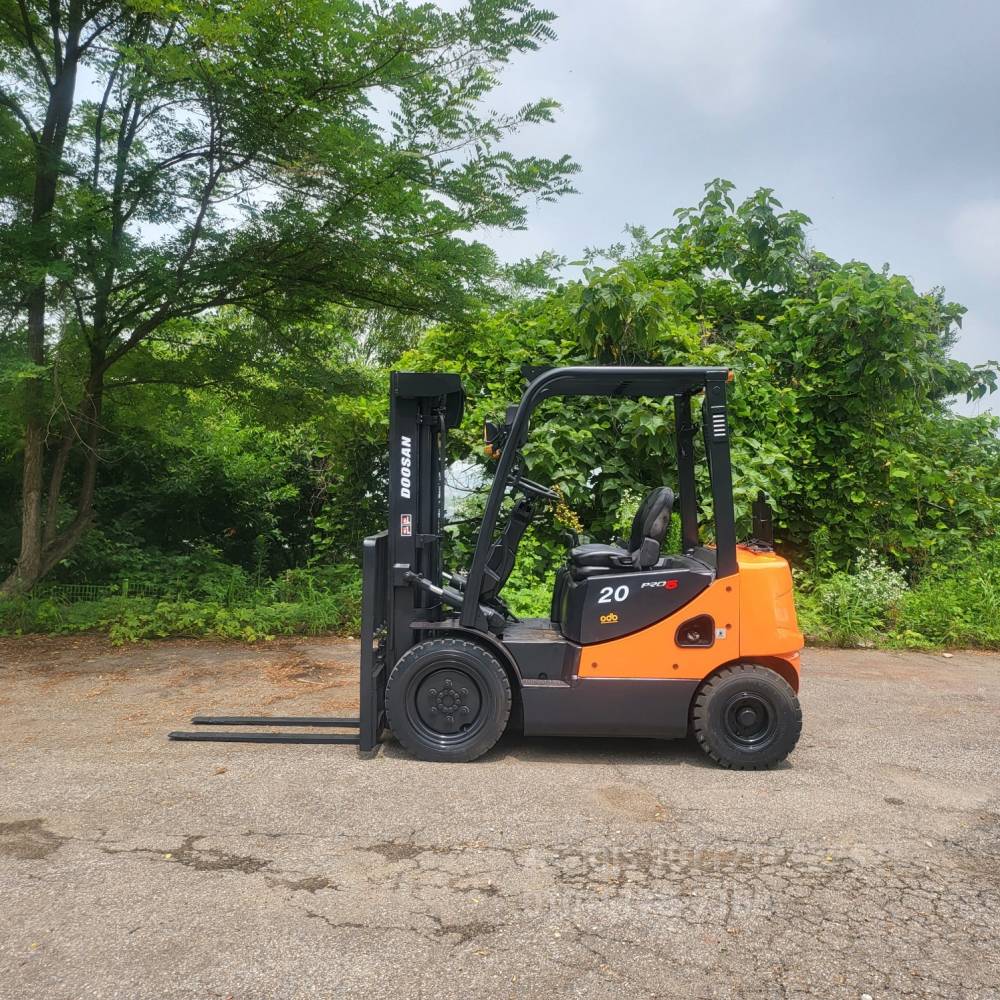 Doosan Forklift 중고지게차 두산D20S-5 디젤 2톤 3단 지게차 3단마스트  뒤우측면