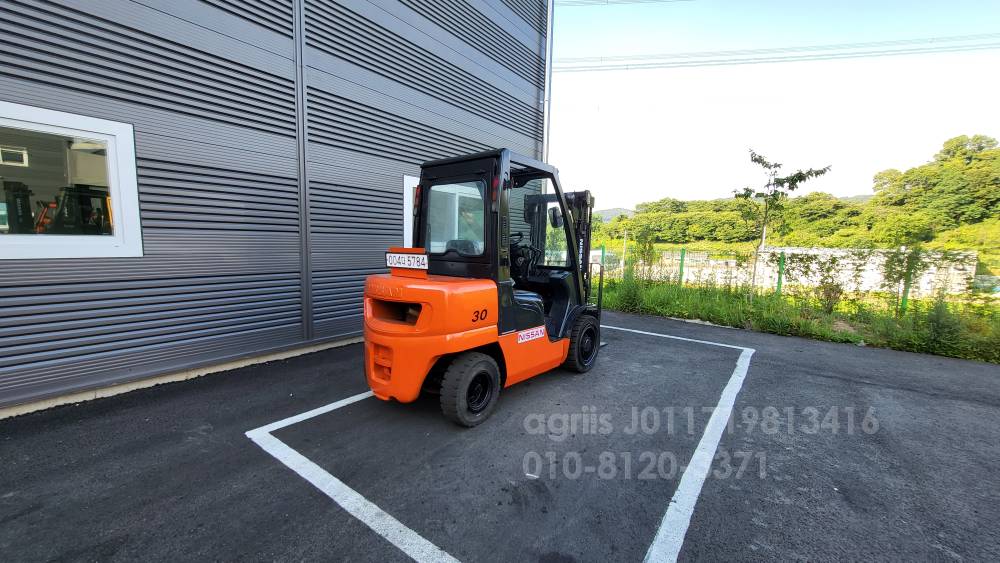 Nissan Forklift 닛산 3톤 디젤지게차  측면