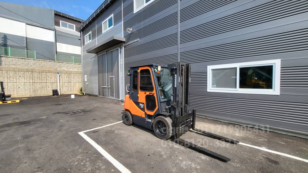 Doosan Forklift 두산 3톤 자동발 2016년식 에어컨 히터  앞좌측면