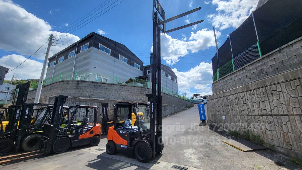 Doosan Forklift 두산 3톤 3단마스트 D30S-5  앞좌측면