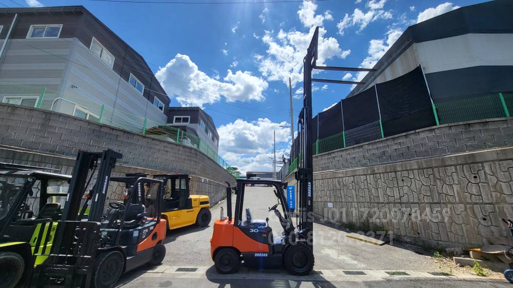 Doosan Forklift 두산 3톤 3단마스트 D30S-5  뒤우측면