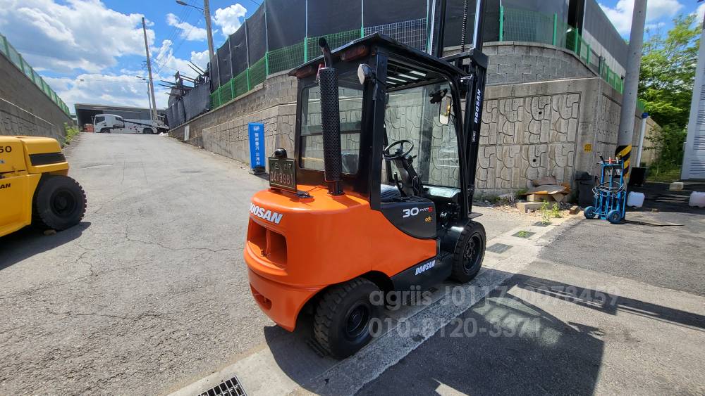 Doosan Forklift 두산 3톤 3단마스트 D30S-5  측면