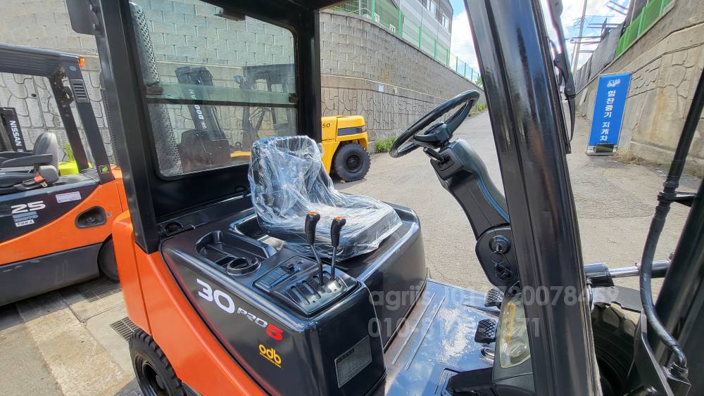 Doosan Forklift 두산 3톤 3단마스트 D30S-5  엔진내부