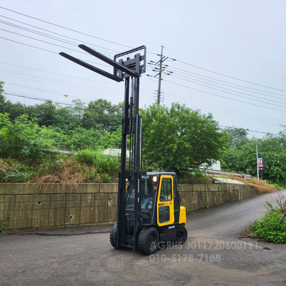 두산 지게차 중고지게차 두산 D30S-3 디젤 3단 지게차 자동발.뒤통타이어.덧발 운전석