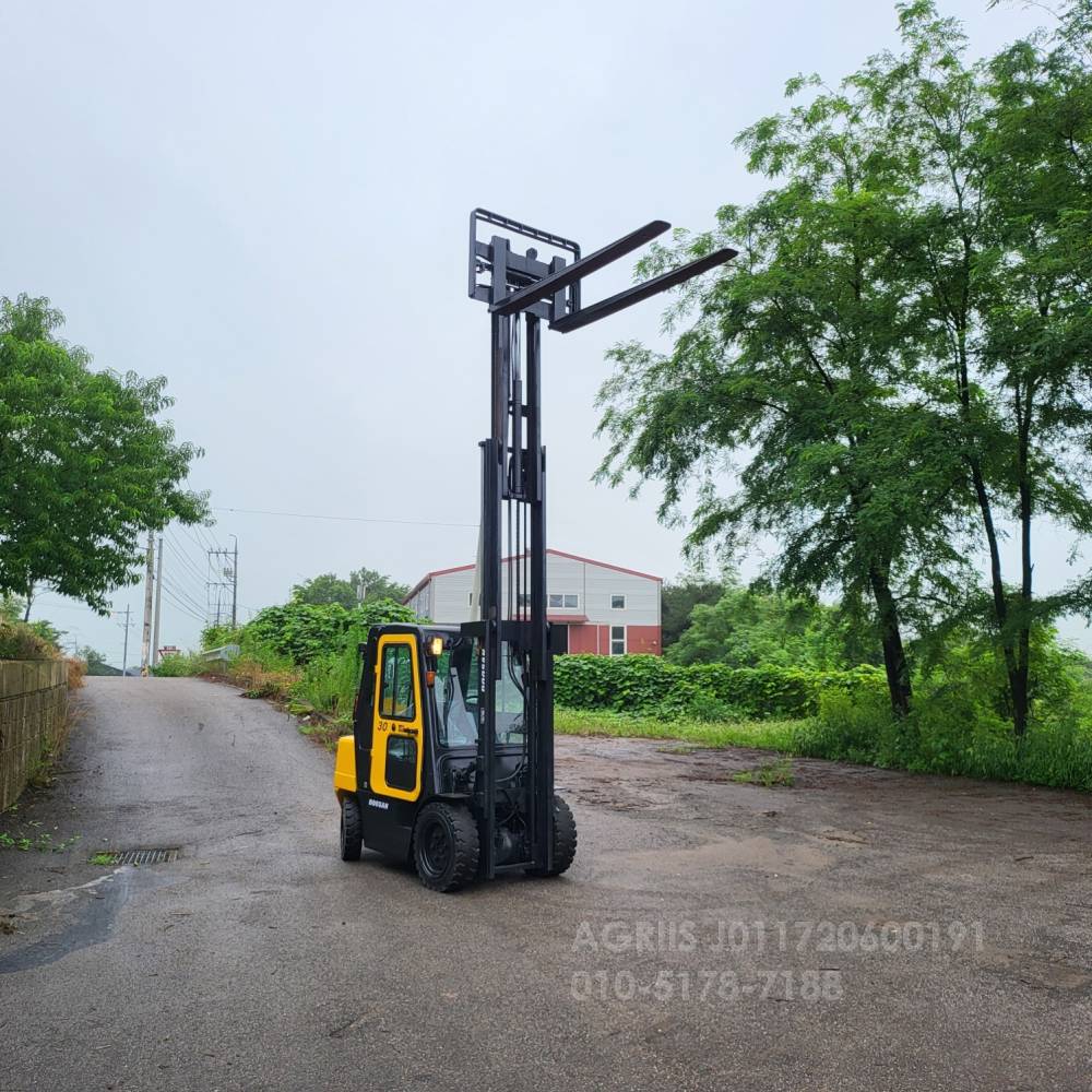 두산 지게차 중고지게차 두산 D30S-3 디젤 3단 지게차 자동발.뒤통타이어.덧발 엔진내부