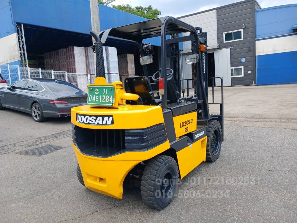 Doosan Forklift LD3톤 습식 지게차  측면