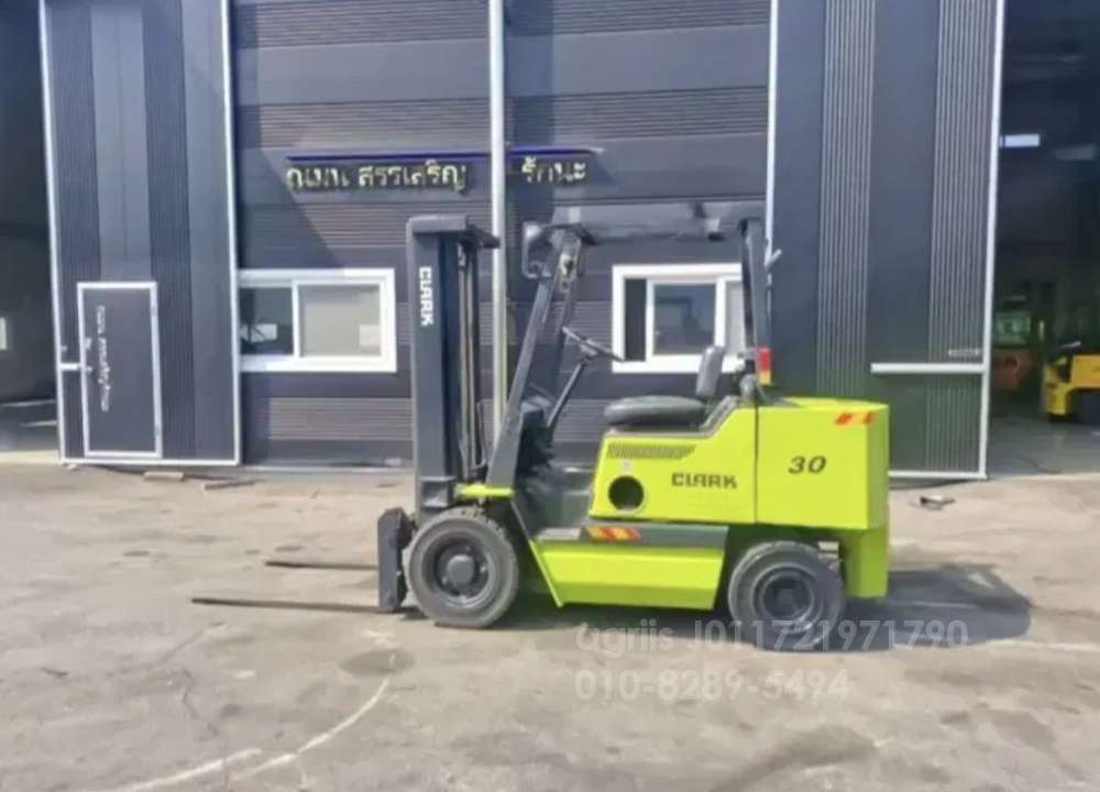 Samsung Forklift 삼성클락3톤 디젤지게차올통타이어  뒤우측면