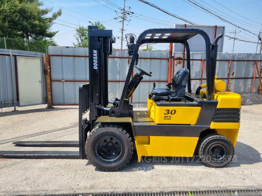 Doosan Forklift 두산3톤 더블타이어 디젤지게차   앞좌측면