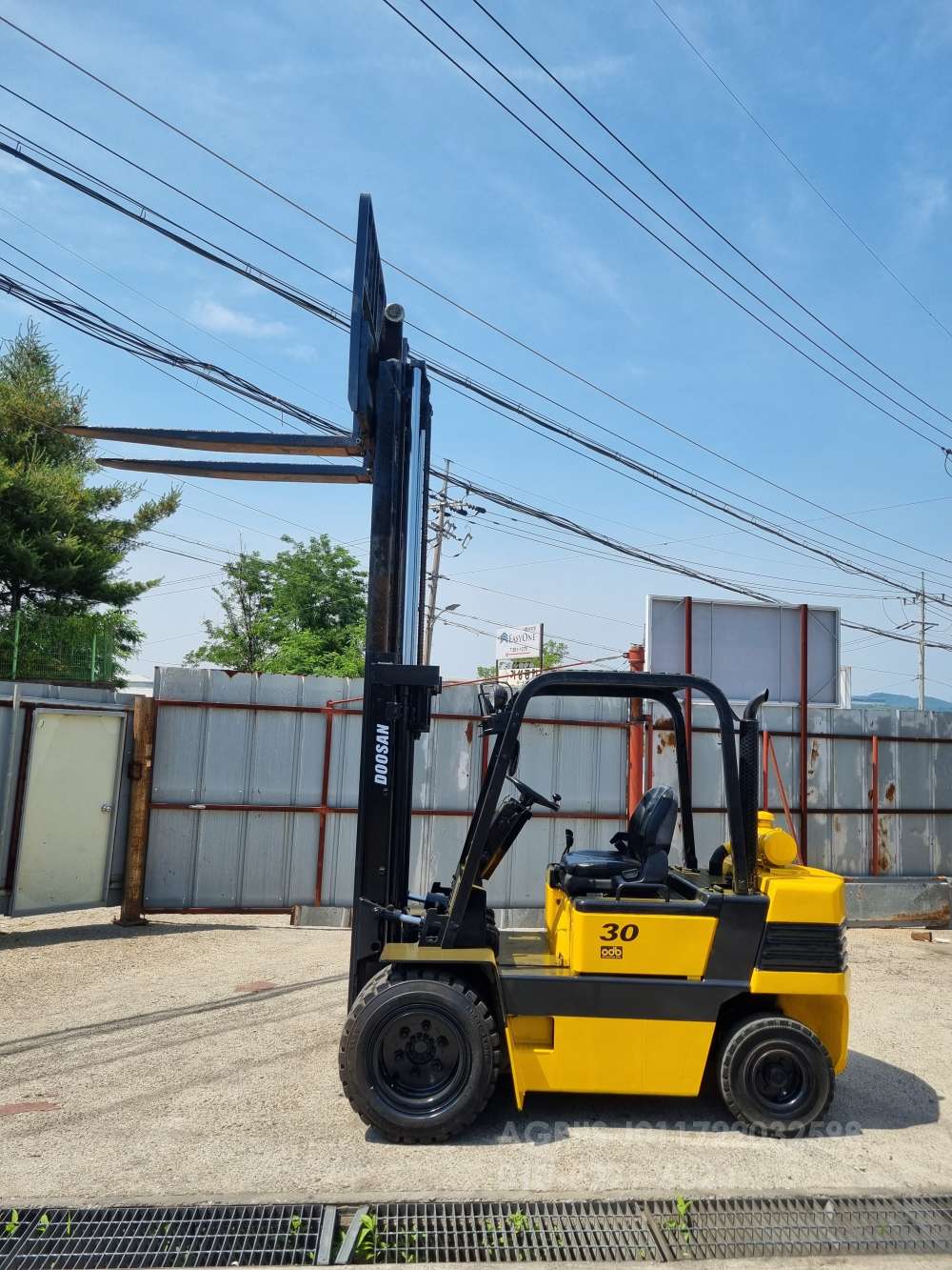 Doosan Forklift 두산3톤 더블타이어 디젤지게차   뒤우측면