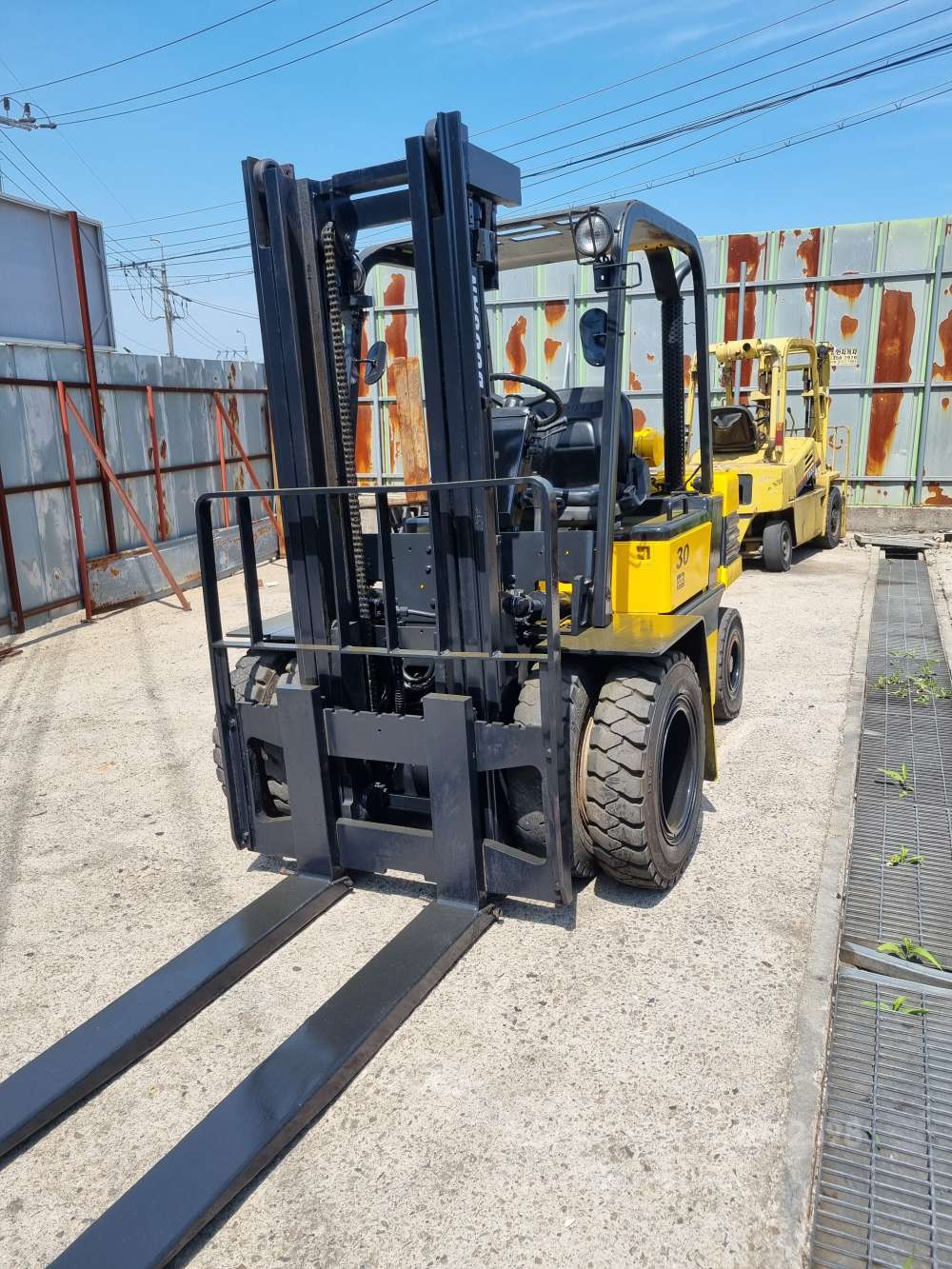 Doosan Forklift 두산3톤 더블타이어 디젤지게차   측면