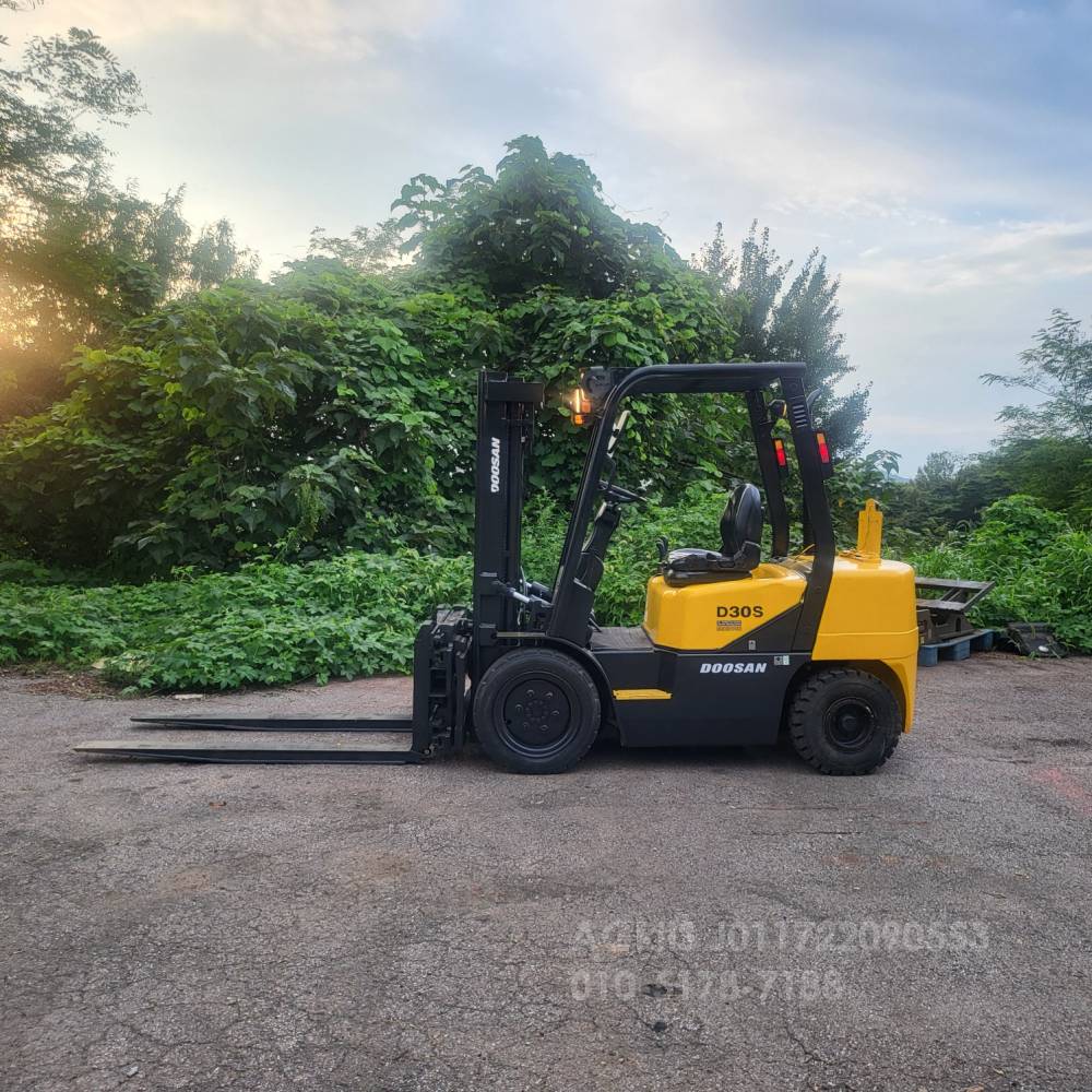 Doosan Forklift 중고지게차 두산 D30S-3 디젤 3톤 지게차 양개식와이드자동발.덧발  앞좌측면