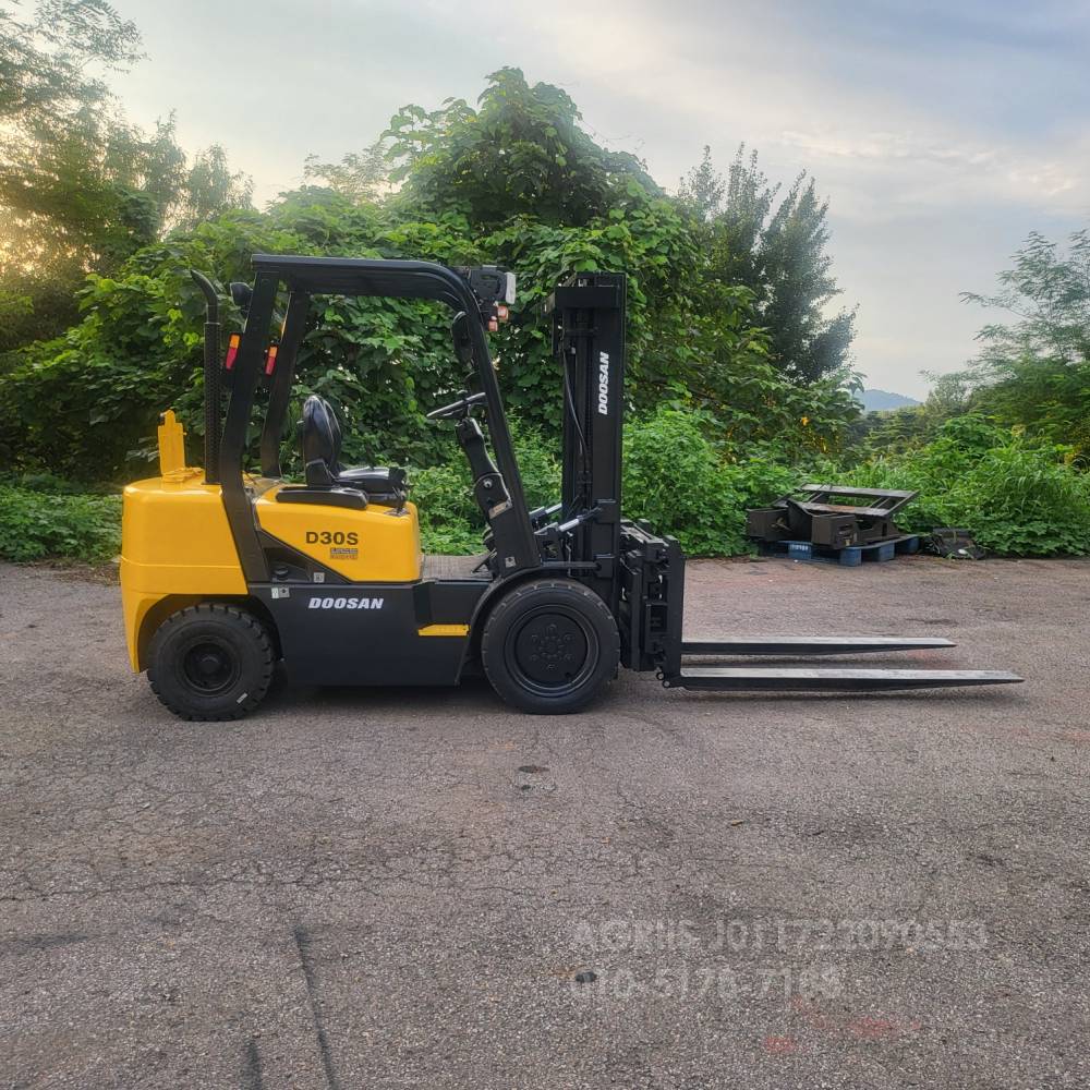 Doosan Forklift 중고지게차 두산 D30S-3 디젤 3톤 지게차 양개식와이드자동발.덧발  뒤우측면