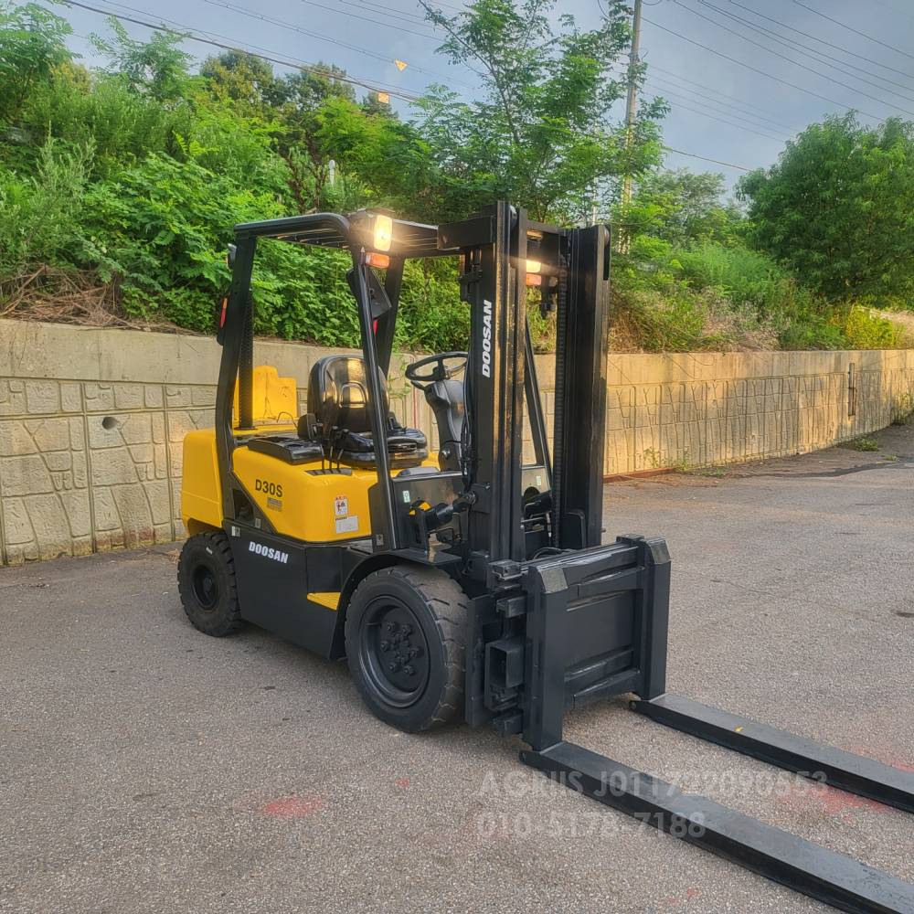 Doosan Forklift 중고지게차 두산 D30S-3 디젤 3톤 지게차 양개식와이드자동발.덧발  측면