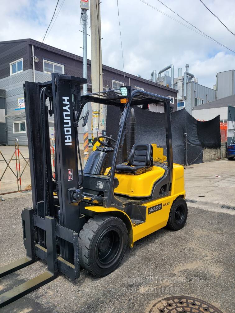 Hyundai Forklift 현대포렉스3톤중고지게차  앞좌측면