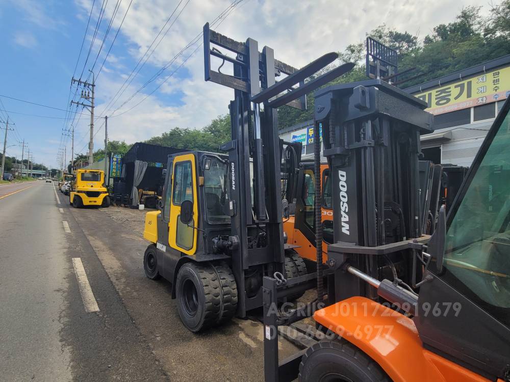 Doosan Forklift 지게차  뒤우측면