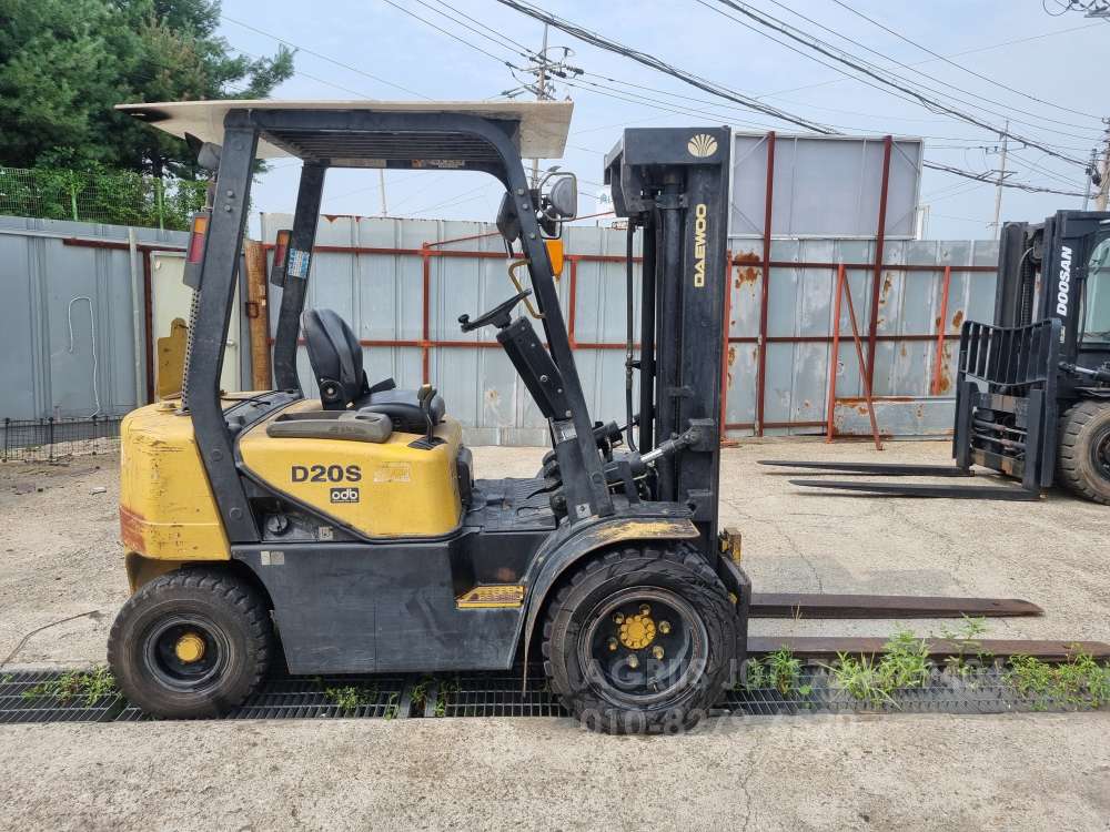 Doosan Forklift 두산2톤3단더블타이어디젤지게차  앞좌측면