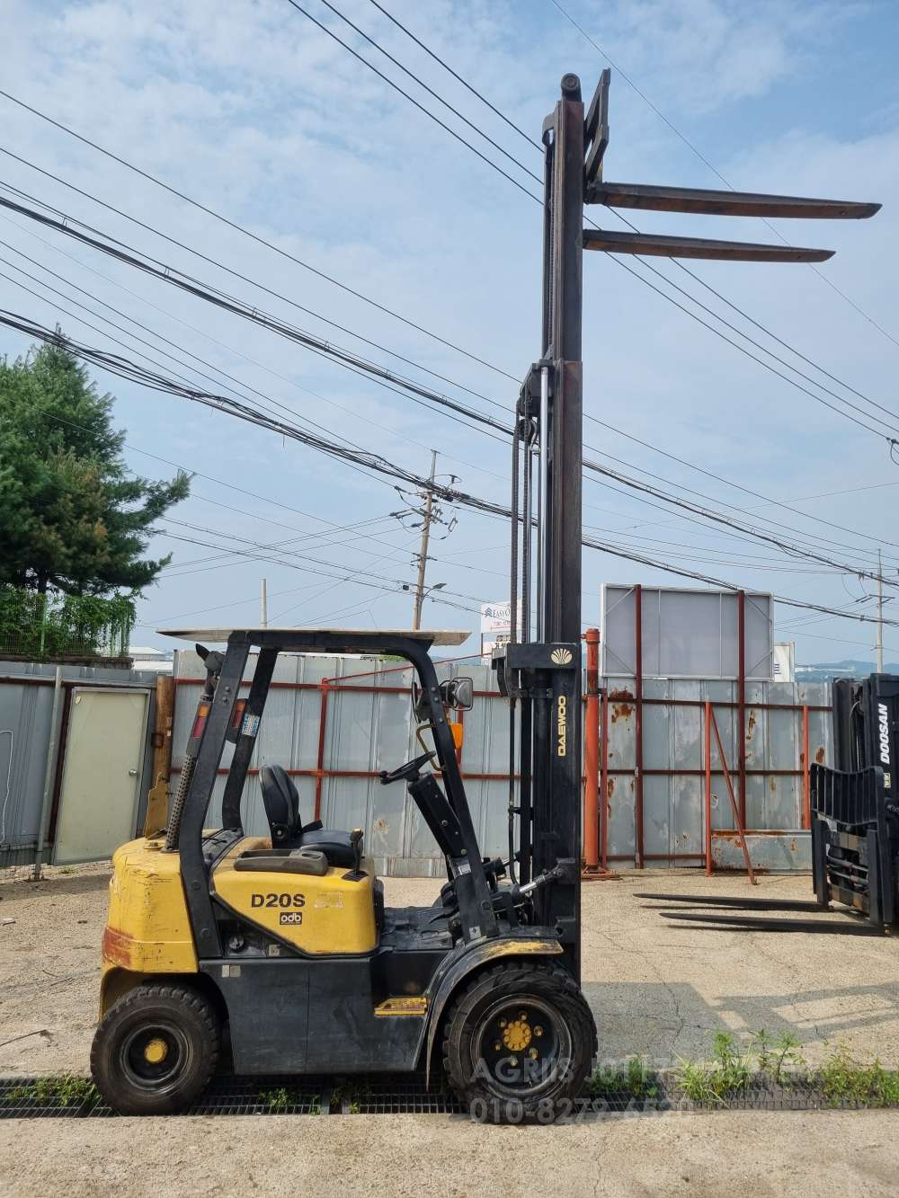 Doosan Forklift 두산2톤3단더블타이어디젤지게차  뒤우측면