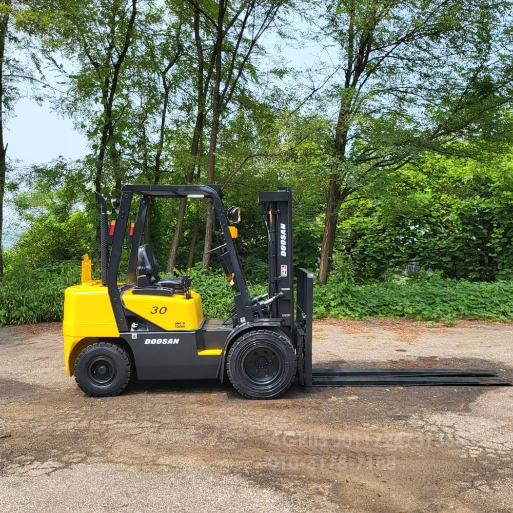 Doosan Forklift 중고지게차 두산 D30S-3 디젤 지게차자동발 더블타이어사이드쉬프드덧발  앞좌측면