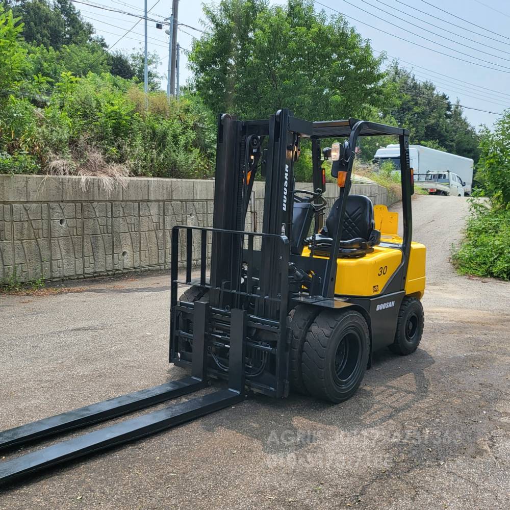 Doosan Forklift 중고지게차 두산 D30S-3 디젤 지게차자동발 더블타이어사이드쉬프드덧발  뒤우측면