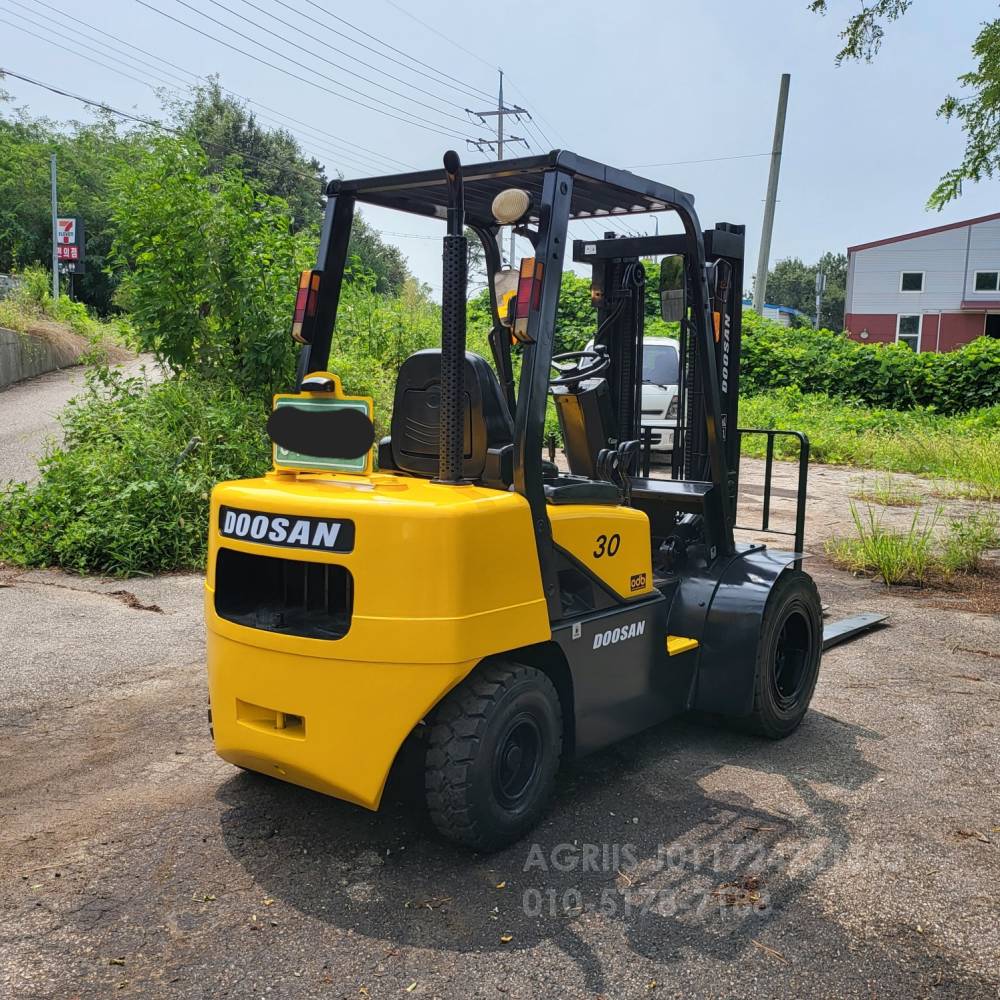 Doosan Forklift 중고지게차 두산 D30S-3 디젤 지게차자동발 더블타이어사이드쉬프드덧발  측면