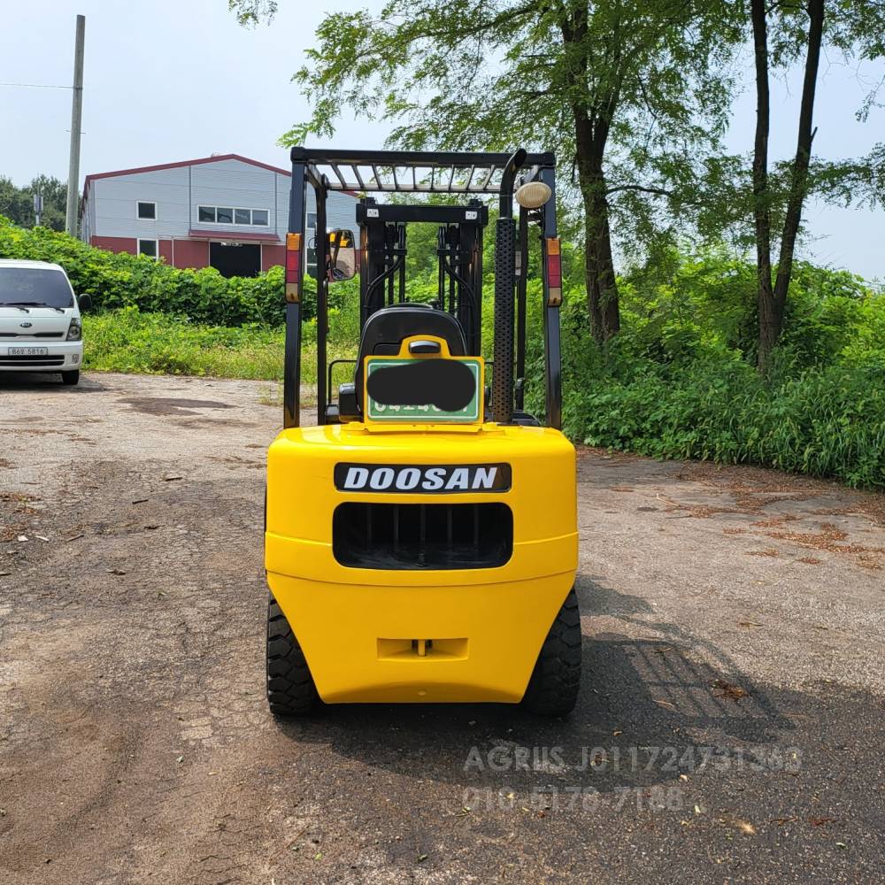 Doosan Forklift 중고지게차 두산 D30S-3 디젤 지게차자동발 더블타이어사이드쉬프드덧발  엔진내부