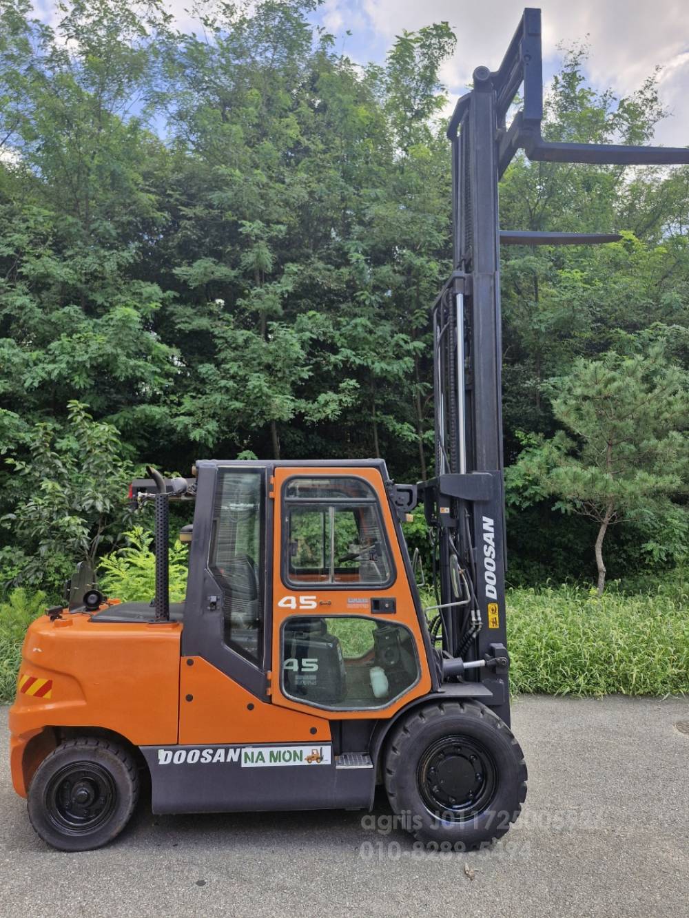  Forklift 두산4.5톤 3단마스타 자동발캐빈 에어컨풀옵션  앞좌측면