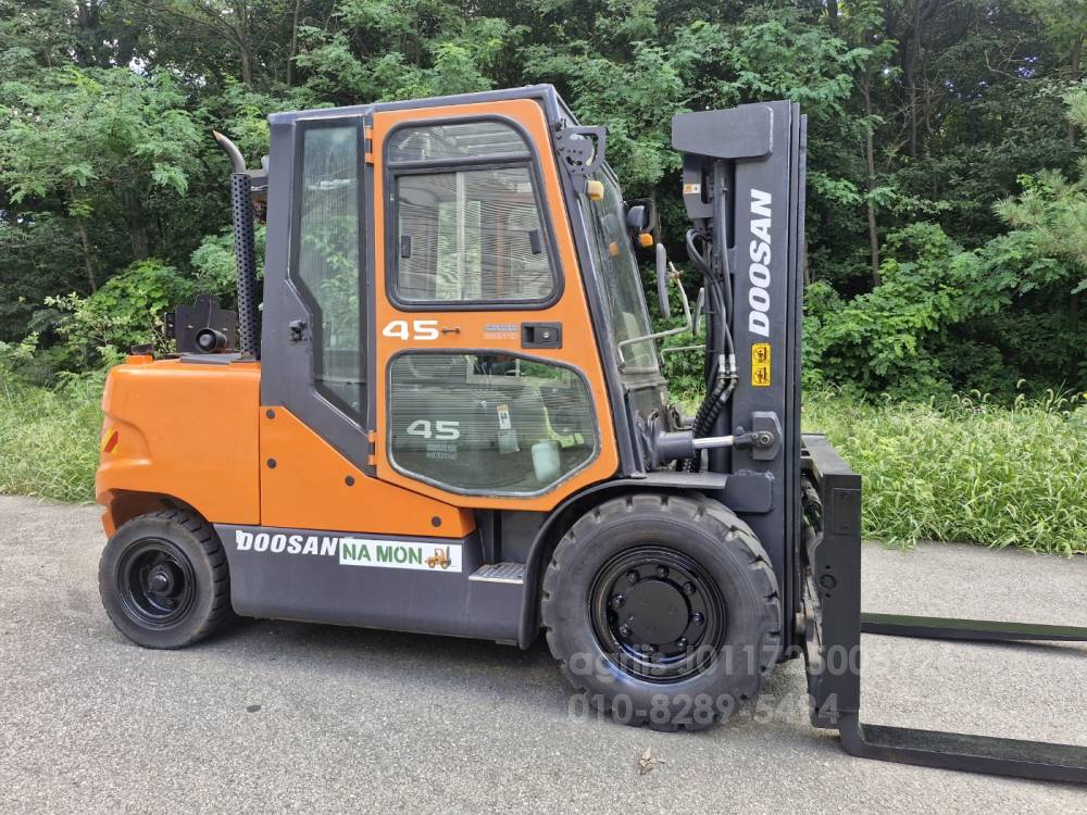  Forklift 두산4.5톤 3단마스타 자동발캐빈 에어컨풀옵션  엔진내부