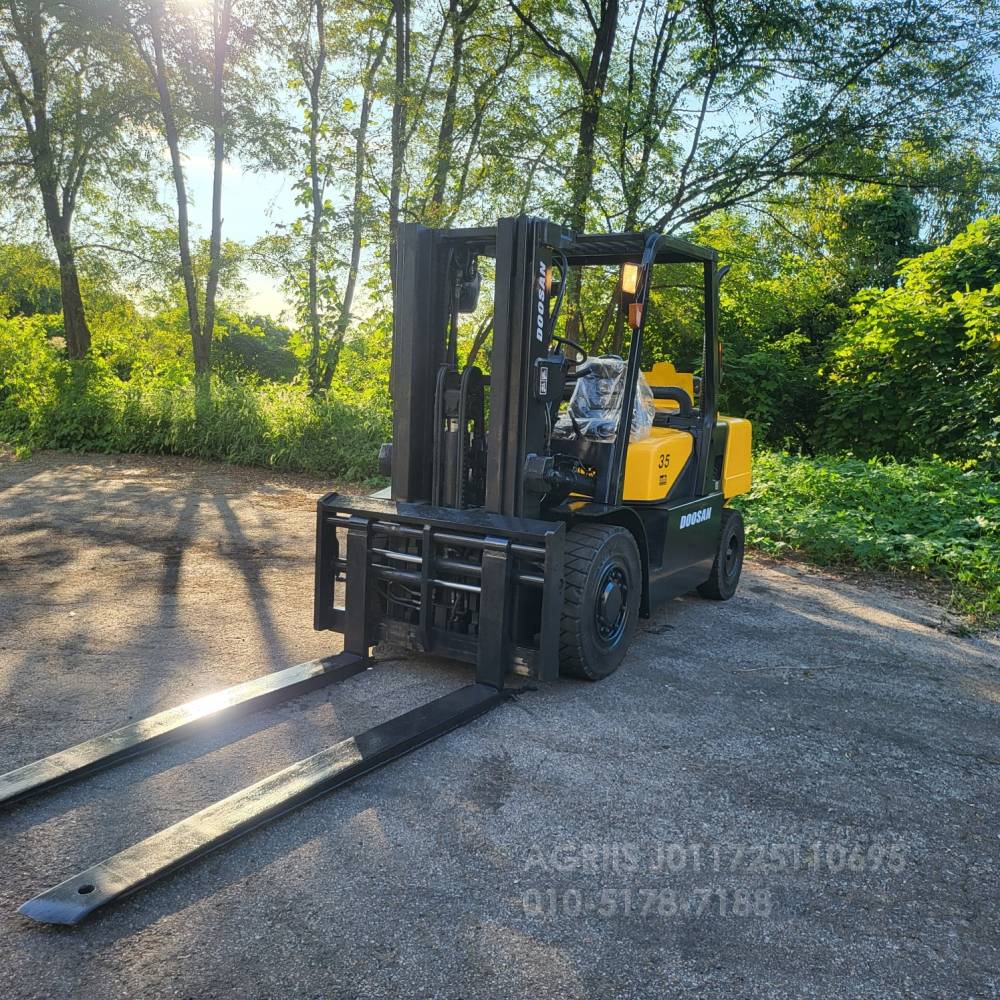 두산 지게차 중고지게차 두산 D35S-2 디젤 3단 지게차봉타입 편개식자동발 뒤우측면