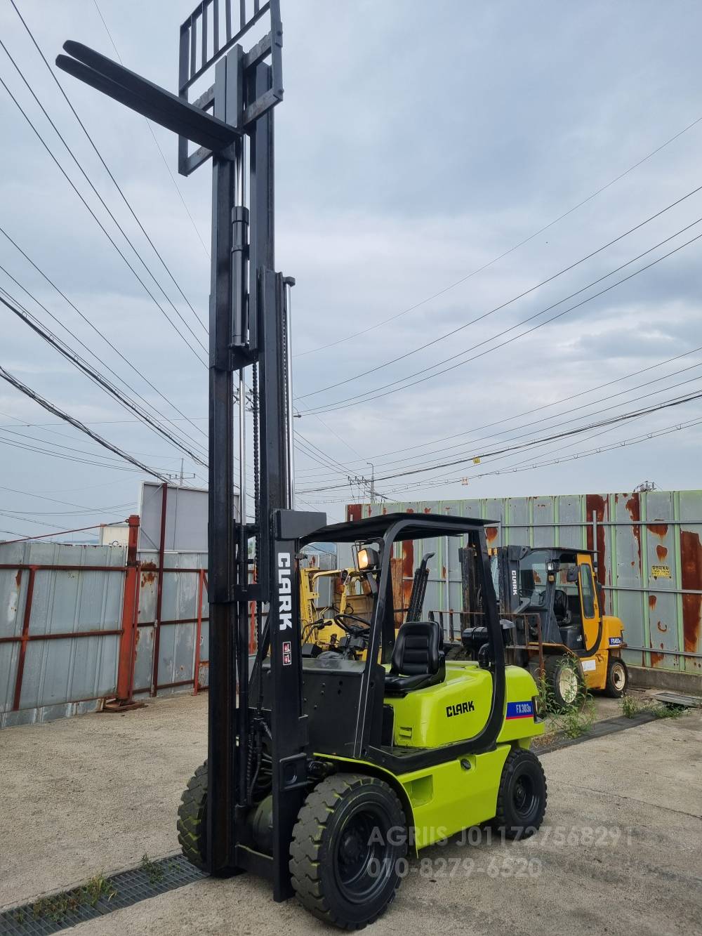  Forklift 클라크3톤3단디젤지게차  측면