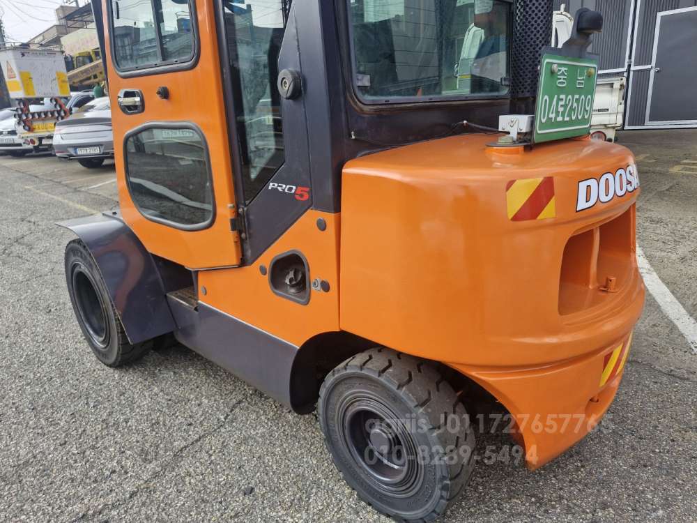 Doosan Forklift 두산3톤 더블타이어식 하이마스타 복합형 옵션 올통타이어  측면