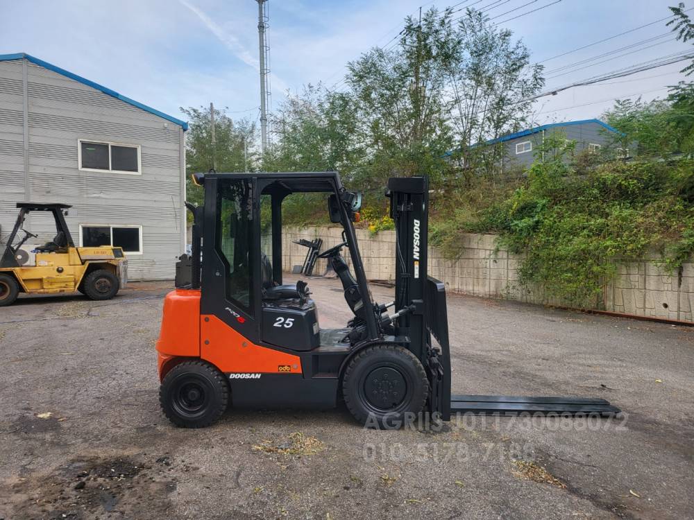 Doosan Forklift 중고지게차 두산 2.5톤 디젤 지게차자동발반캐빈덧발  앞좌측면