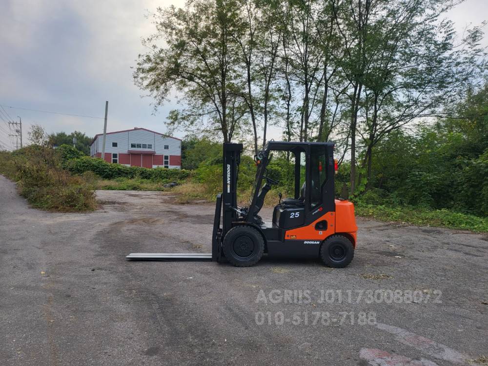 Doosan Forklift 중고지게차 두산 2.5톤 디젤 지게차자동발반캐빈덧발  뒤우측면