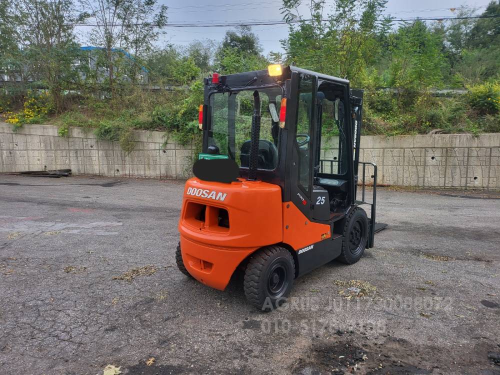 Doosan Forklift 중고지게차 두산 2.5톤 디젤 지게차자동발반캐빈덧발  엔진내부