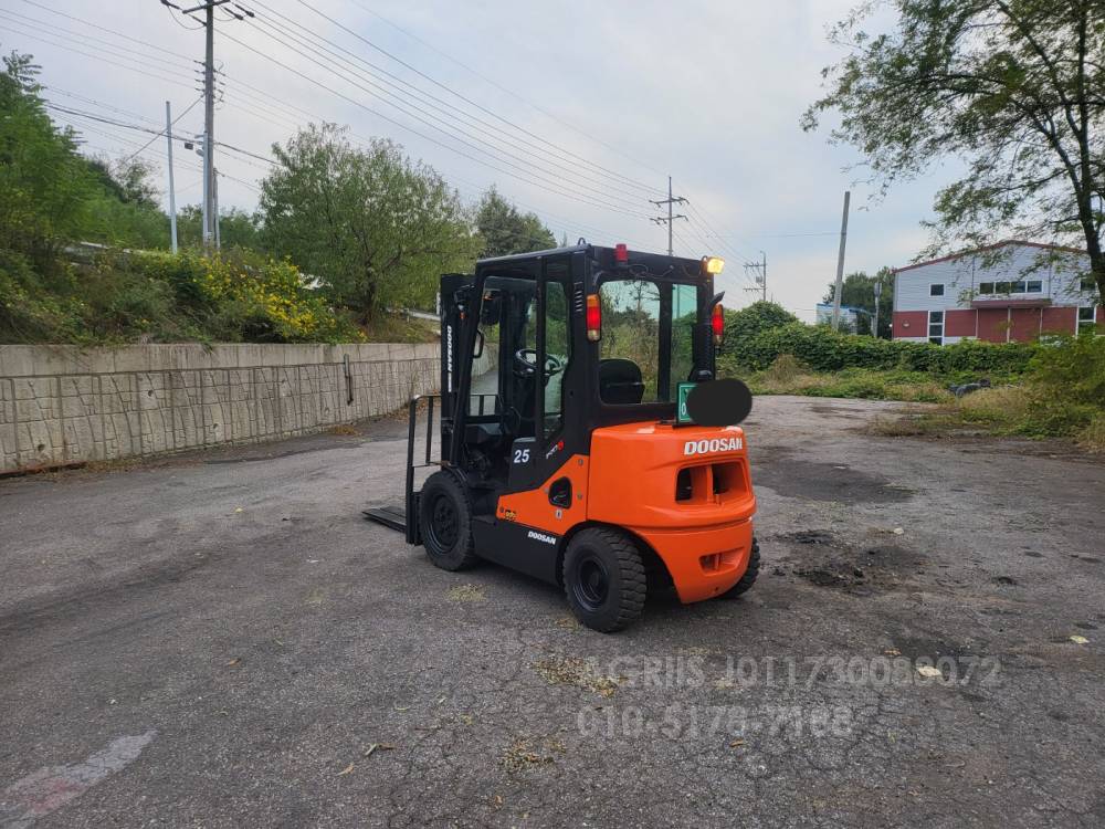 Doosan Forklift 중고지게차 두산 2.5톤 디젤 지게차자동발반캐빈덧발  사진 6