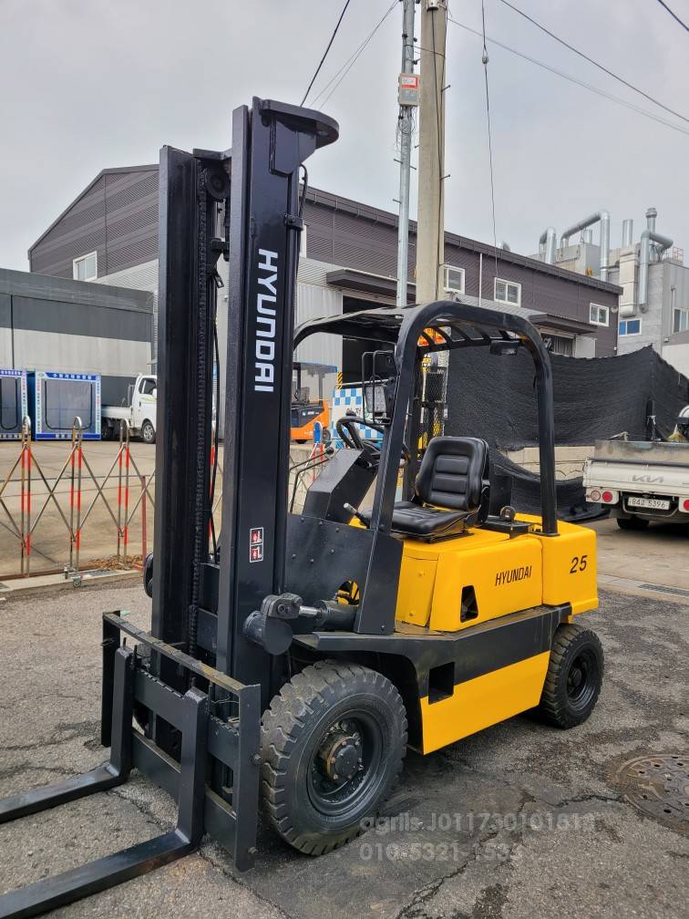 Hyundai Forklift 현대PF2.5톤하이마스트중고지게차  앞좌측면