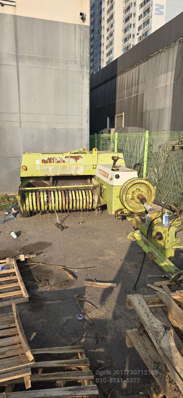 Shibaura Rectangle Baler MARKANT 55  운전석