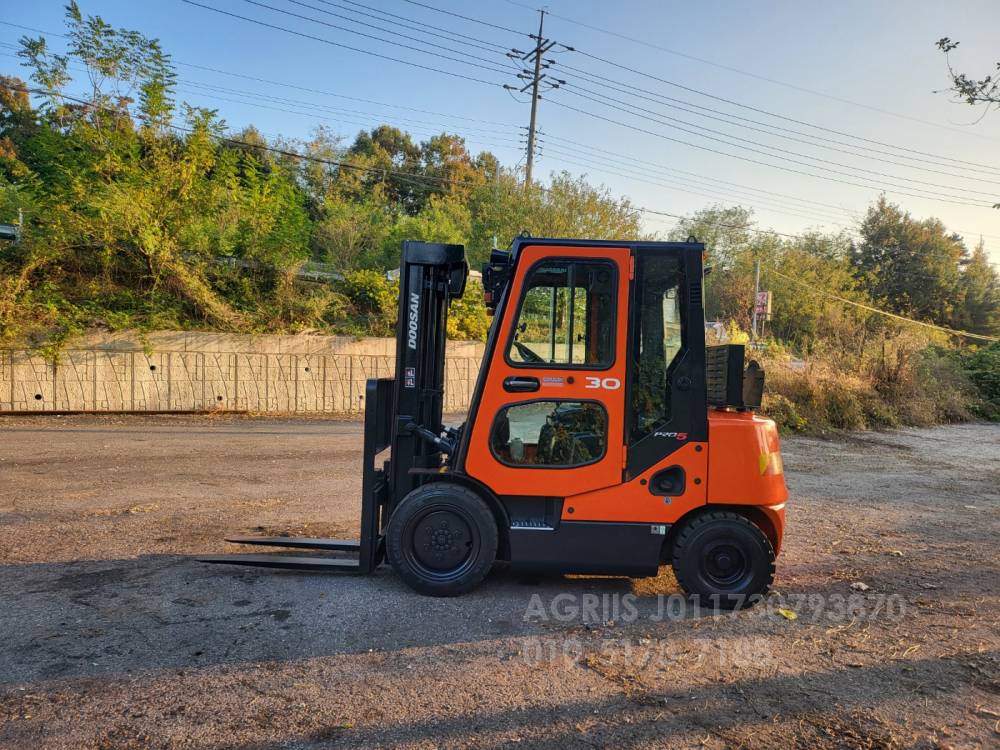 Doosan Forklift 중고지게차 두산 D30S-5 디젤 3단 지게차특A급캐빈히터에어컨.과속경보기등  앞좌측면