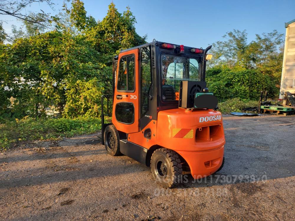 Doosan Forklift 중고지게차 두산 D30S-5 디젤 3단 지게차특A급캐빈히터에어컨.과속경보기등  측면