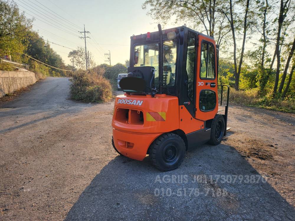 Doosan Forklift 중고지게차 두산 D30S-5 디젤 3단 지게차특A급캐빈히터에어컨.과속경보기등  엔진내부