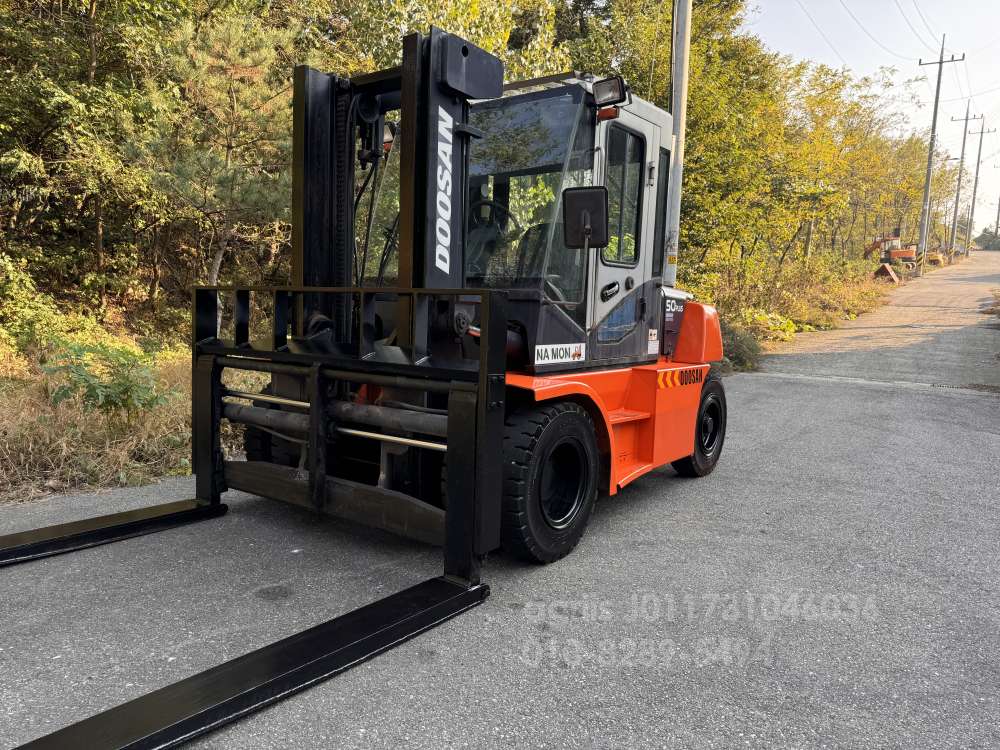 Doosan Forklift 두산5톤 자동발 풀옵션 디젤지게차 올 통타이어   앞좌측면