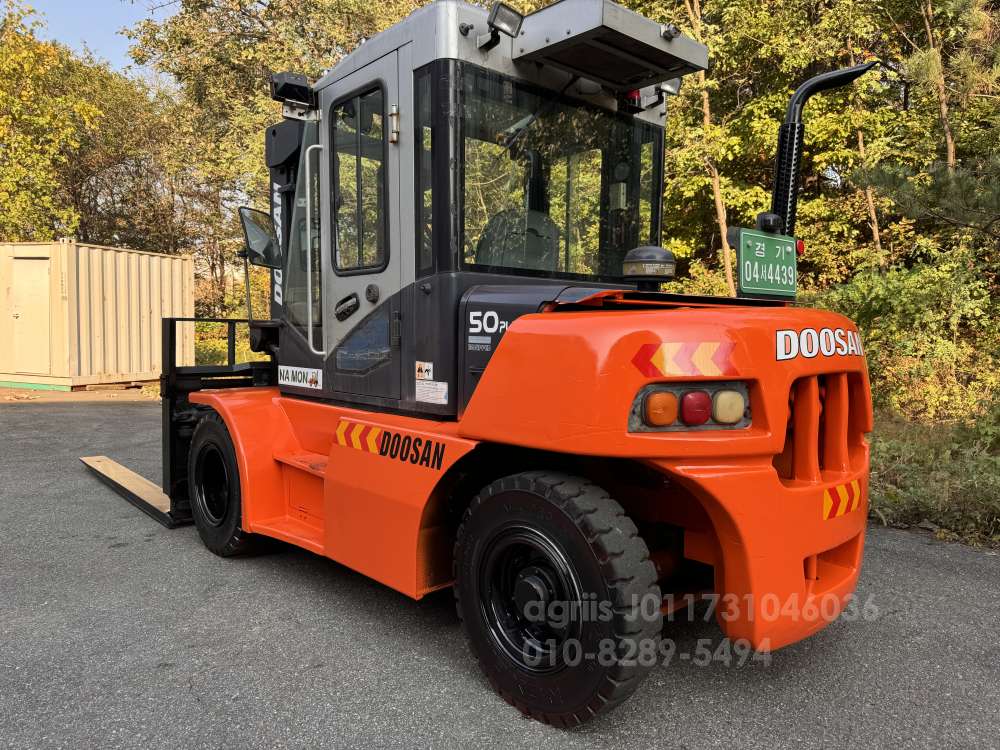 Doosan Forklift 두산5톤 자동발 풀옵션 디젤지게차 올 통타이어   뒤우측면