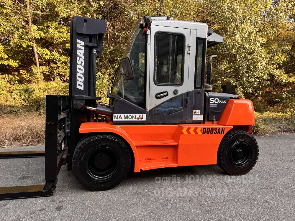 Doosan Forklift 두산5톤 자동발 풀옵션 디젤지게차 올 통타이어   측면