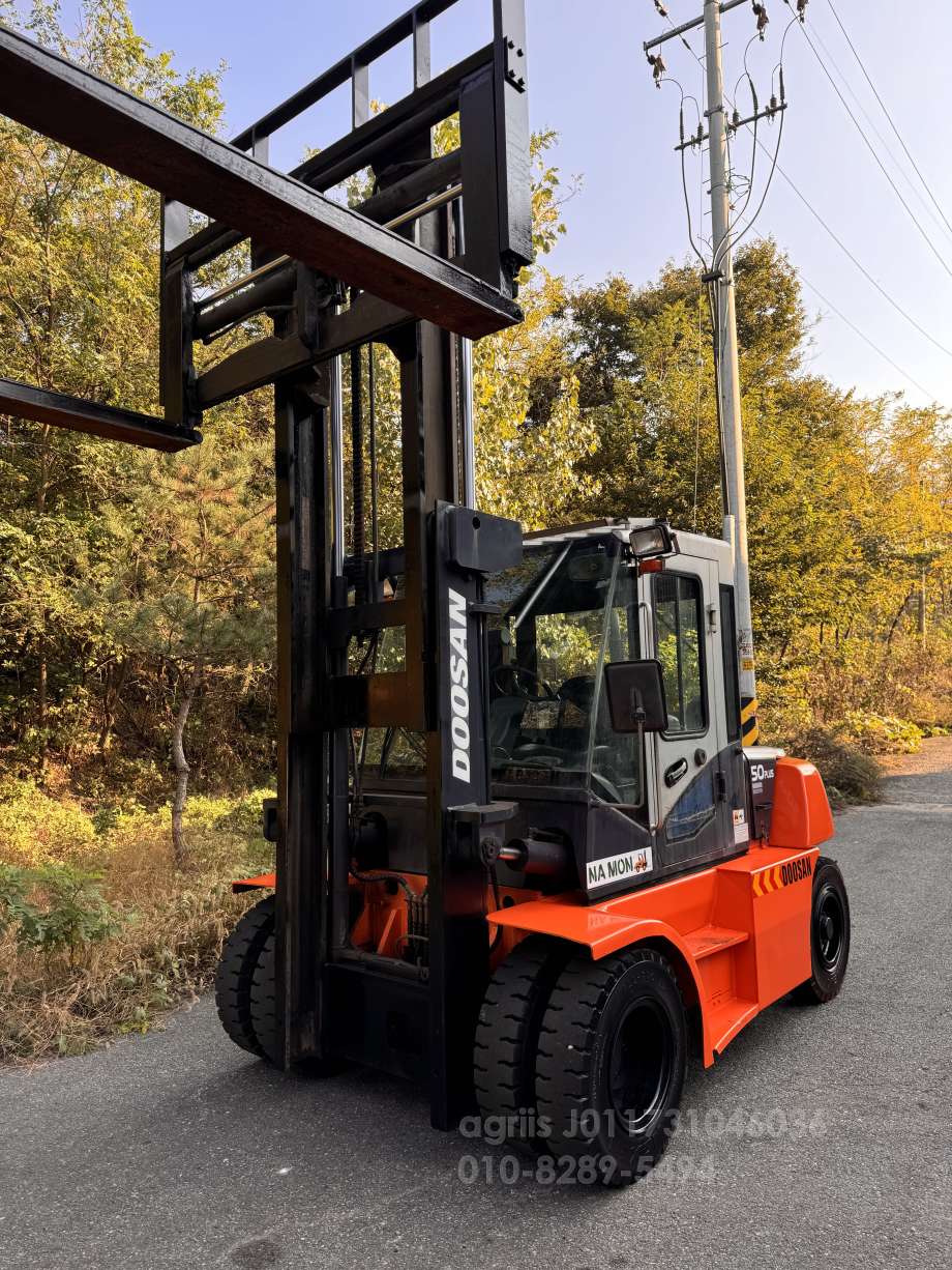 Doosan Forklift 두산5톤 자동발 풀옵션 디젤지게차 올 통타이어   엔진내부