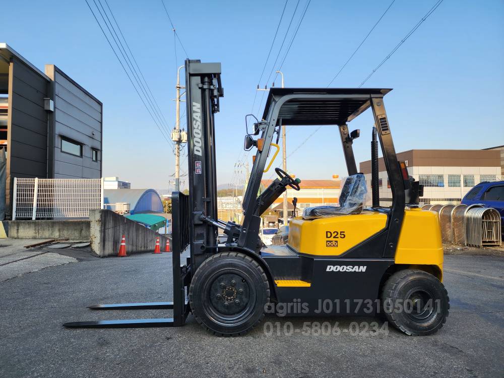 Doosan Forklift 노랭이 2.5톤 하이마스트 지게차  앞좌측면