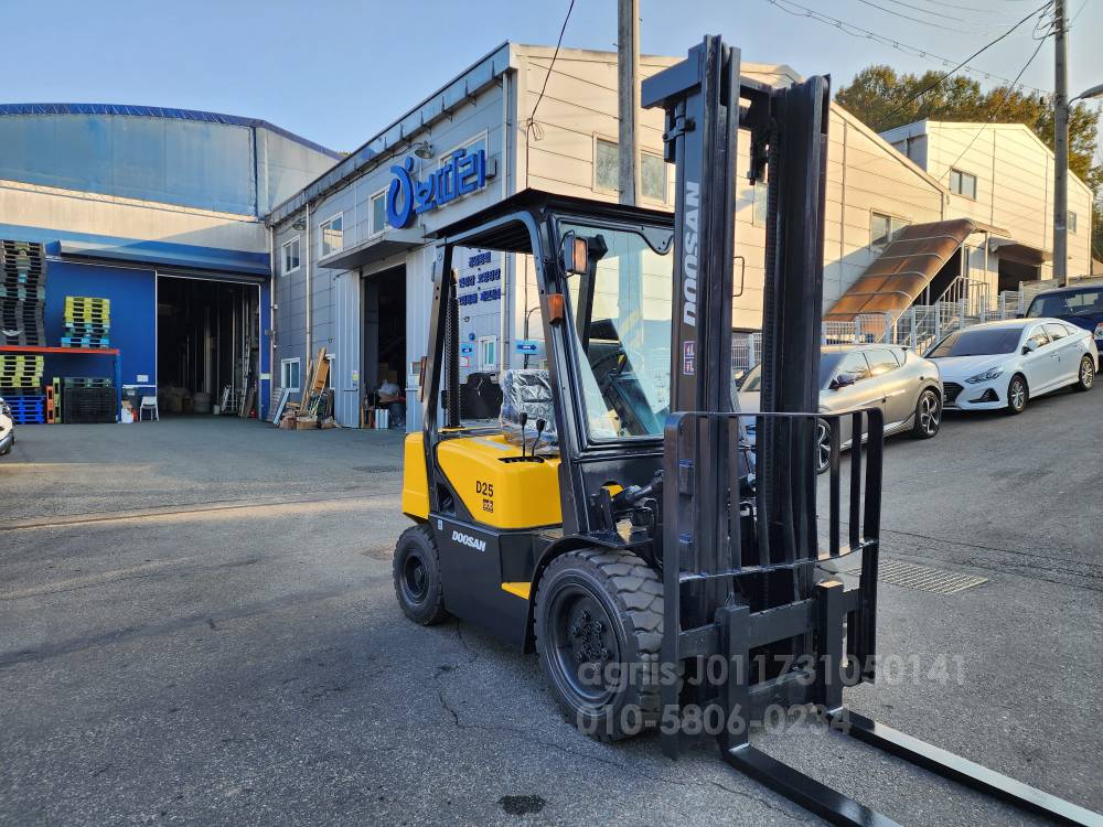 Doosan Forklift 노랭이 2.5톤 하이마스트 지게차  운전석