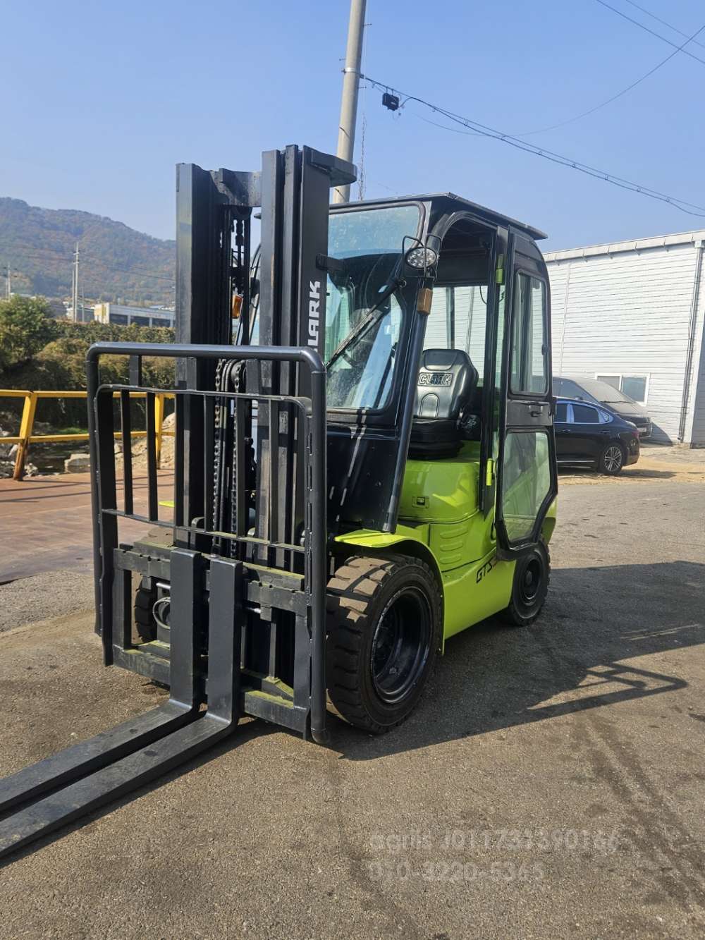 Clark Forklift 3톤2.9톤 중고지게차 클라크 디젤 3단 사이드 캐빈 17년식 3톤 미만  앞좌측면