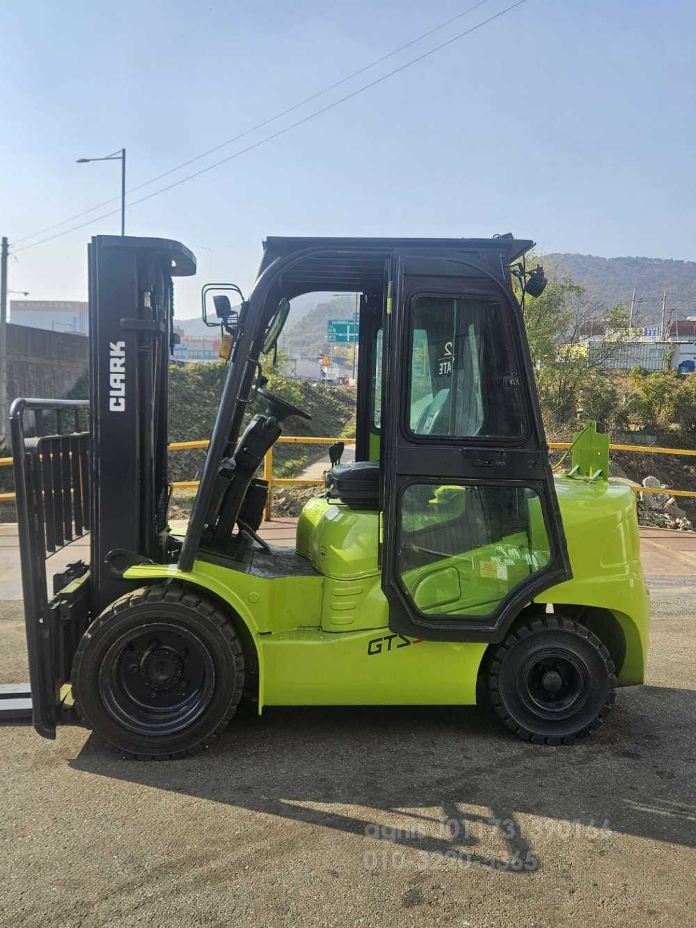 Clark Forklift 3톤2.9톤 중고지게차 클라크 디젤 3단 사이드 캐빈 17년식 3톤 미만  뒤우측면